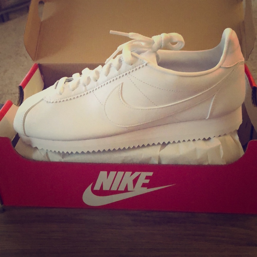 Nike WMNS Classic Cortez Leather Shoe.